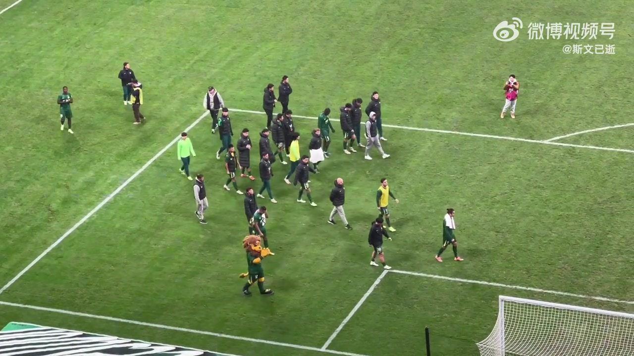 主场2-4不敌海牛，国安球员赛后谢场遭工体球迷大量嘘声