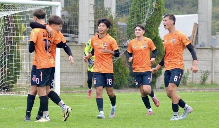 万项代表杜利亚伊足球学院首发并梅开二度，球队2-3输球