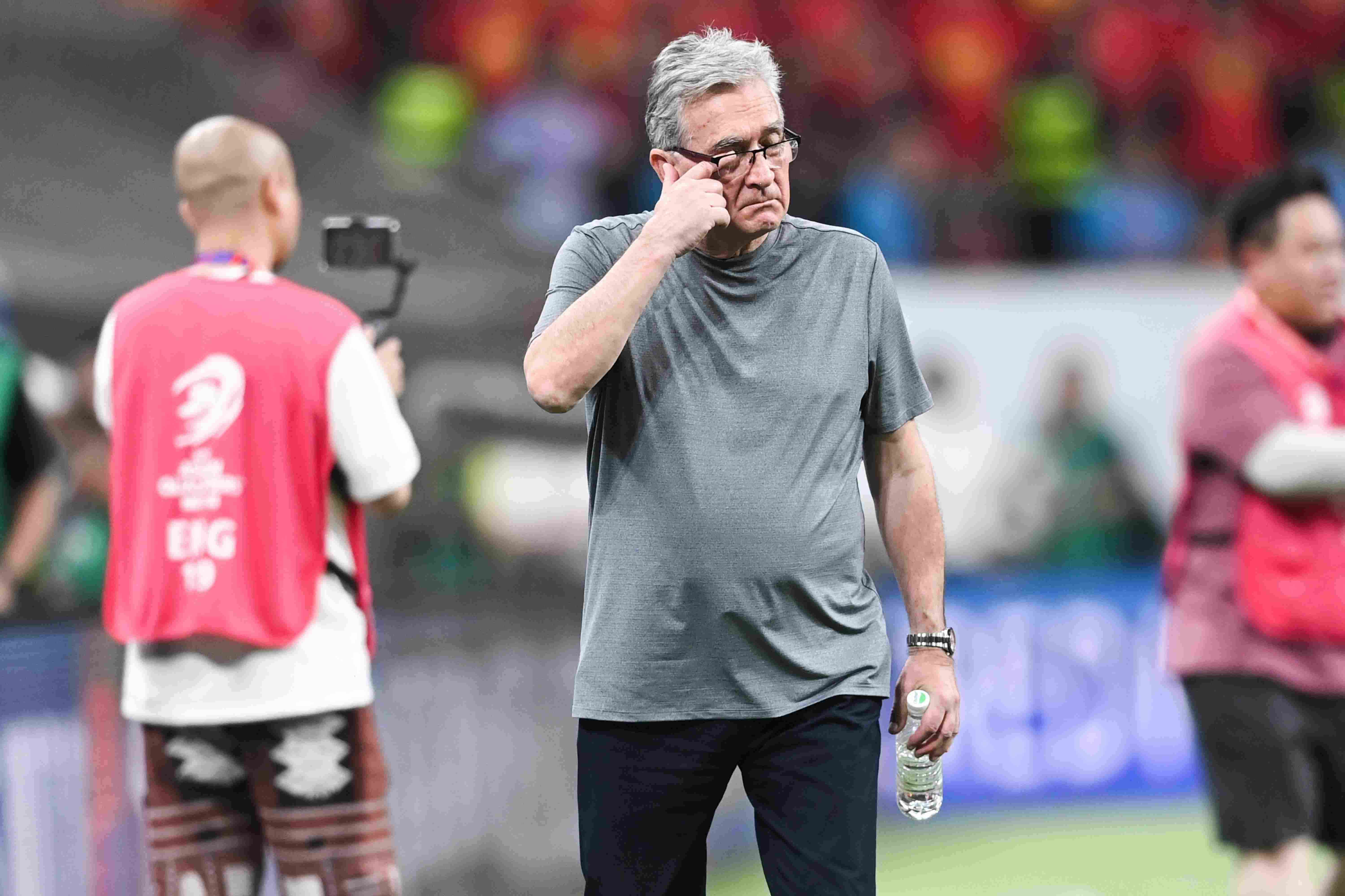 记者谈伊万：如今他挣了一笔钱退休了，留给中国足球一地鸡毛