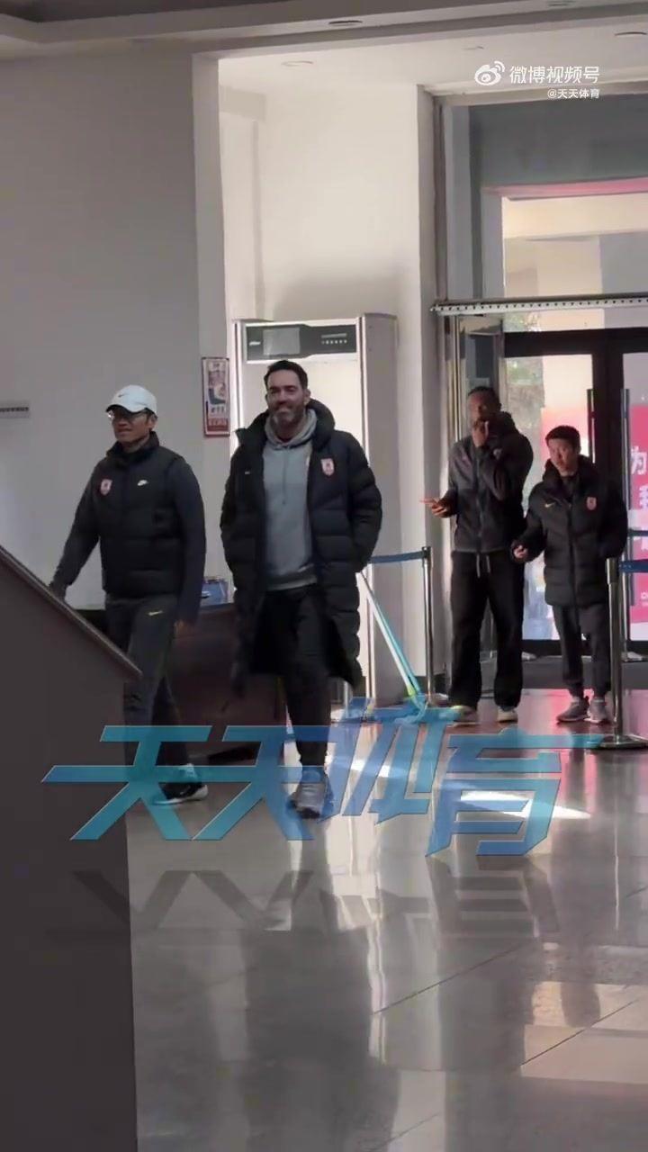 老友相见！亚泰主帅苏亚雷斯与国安队工作人员热情拥抱