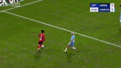 胡荷韬突入禁区时倒地，蓉城球员向裁判抗议，裁判未予理会