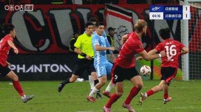 抬脚过高！比赛第65分钟，周定洋争抢时犯规染黄