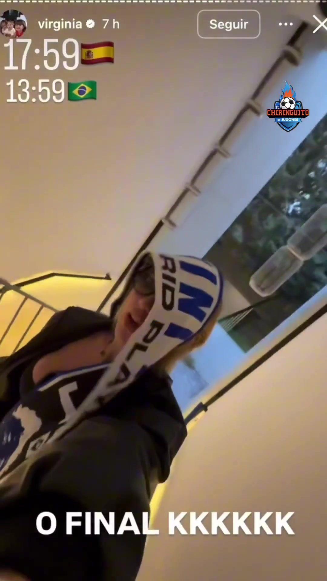 整蛊女友头戴皇马围巾叫醒正在睡觉的维尼修斯:你喜欢吗?