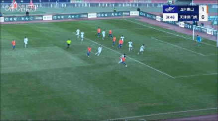 泰山2-0领先！瓦科策动谢文能传中，泽卡头球破门 向看台比心示爱