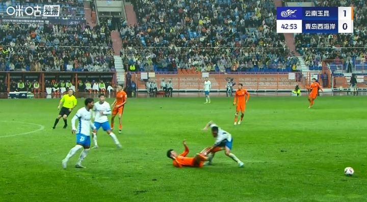 这下太痛了！第43分钟，宋浩宇防守时被倒地的罗竞踢到裆部