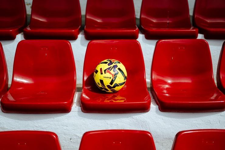 西甲官方发布25/26赛季冬季用球，灵感源自赛车运动