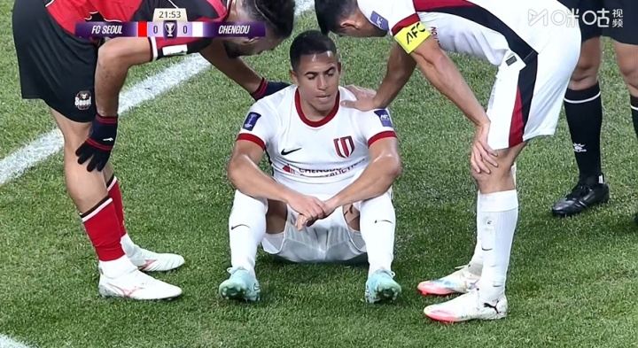第23分钟，罗慕洛受伤无法坚持落泪走回更衣室，德尔加多替补登场