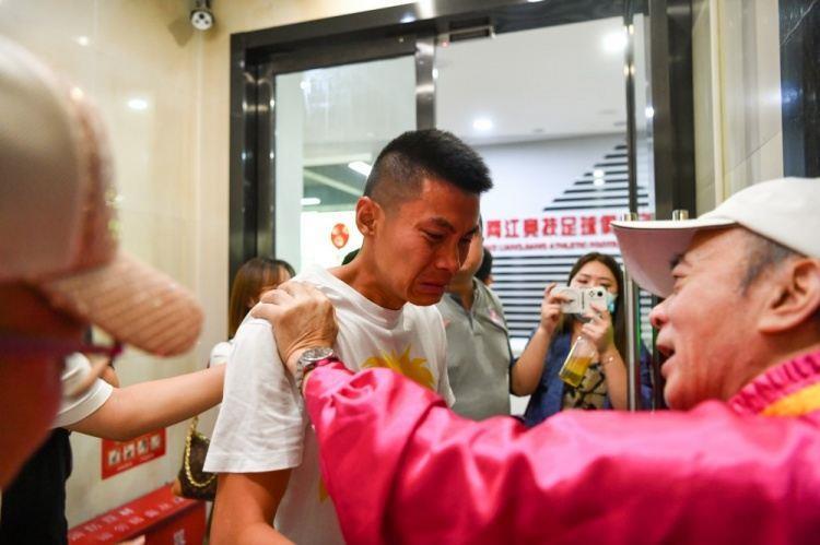 重庆铁汉！40岁黄希扬随铜梁龙冲超成功 3年前两江竞技解散时泪崩