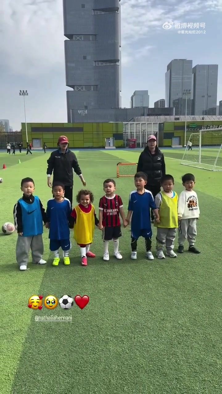 从娃娃抓起！河南队三大外援今天去幼儿园指导小朋友踢球