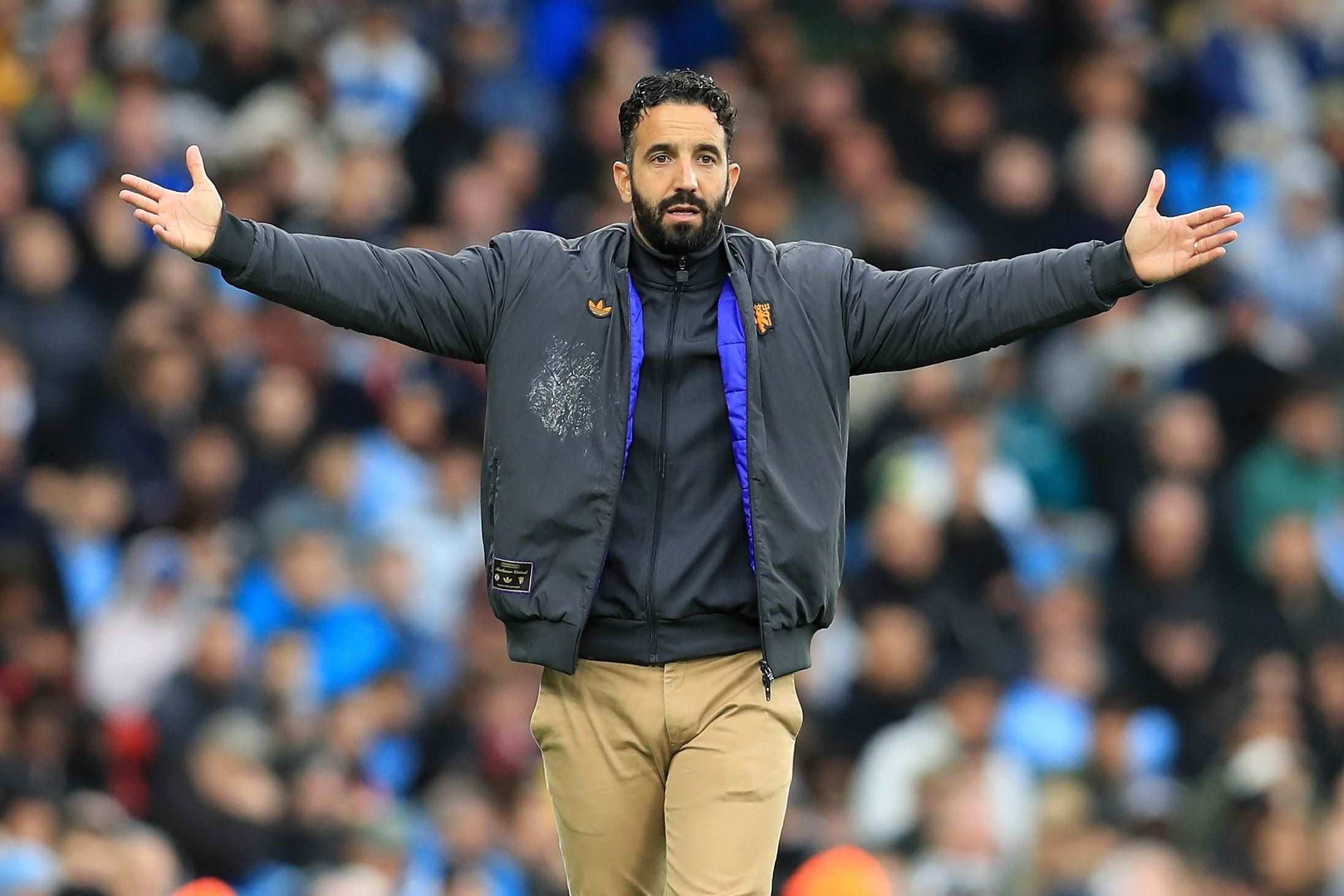 天空记者：曼联不打算在冬窗引援，明夏首要目标防守型中场