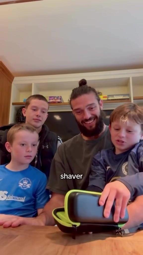 其乐融融！安迪·卡罗尔社媒晒孩子们为他剃胡子视频