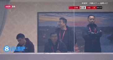 出任国足新帅后首次露面！邵佳一在熊猫杯现场考察U22国足球员