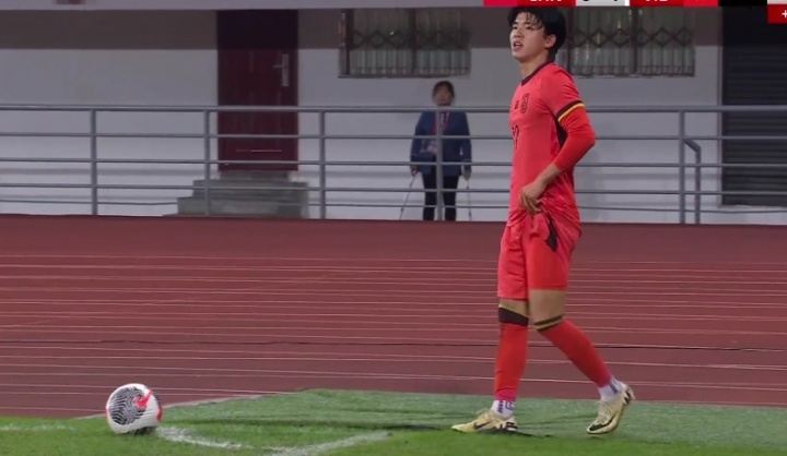 最后时刻U22国足角球 鲍世蒙拔掉角旗杆吃到黄牌，然后把杆子插回