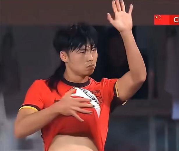 你怎么看？汪士钦涂指甲油被热议：长发美甲啤酒肚、男人也能爱美