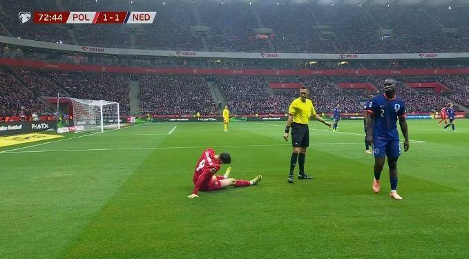 莱万争抢时受伤，但仍暂时坚持比赛