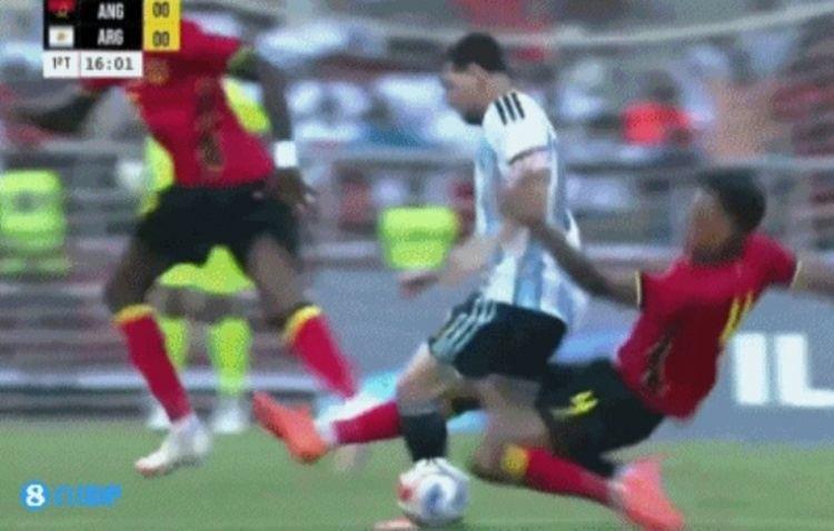 友谊赛这强度？梅西遭安哥拉球员背后剪刀脚，阿尔马达眉骨被打破