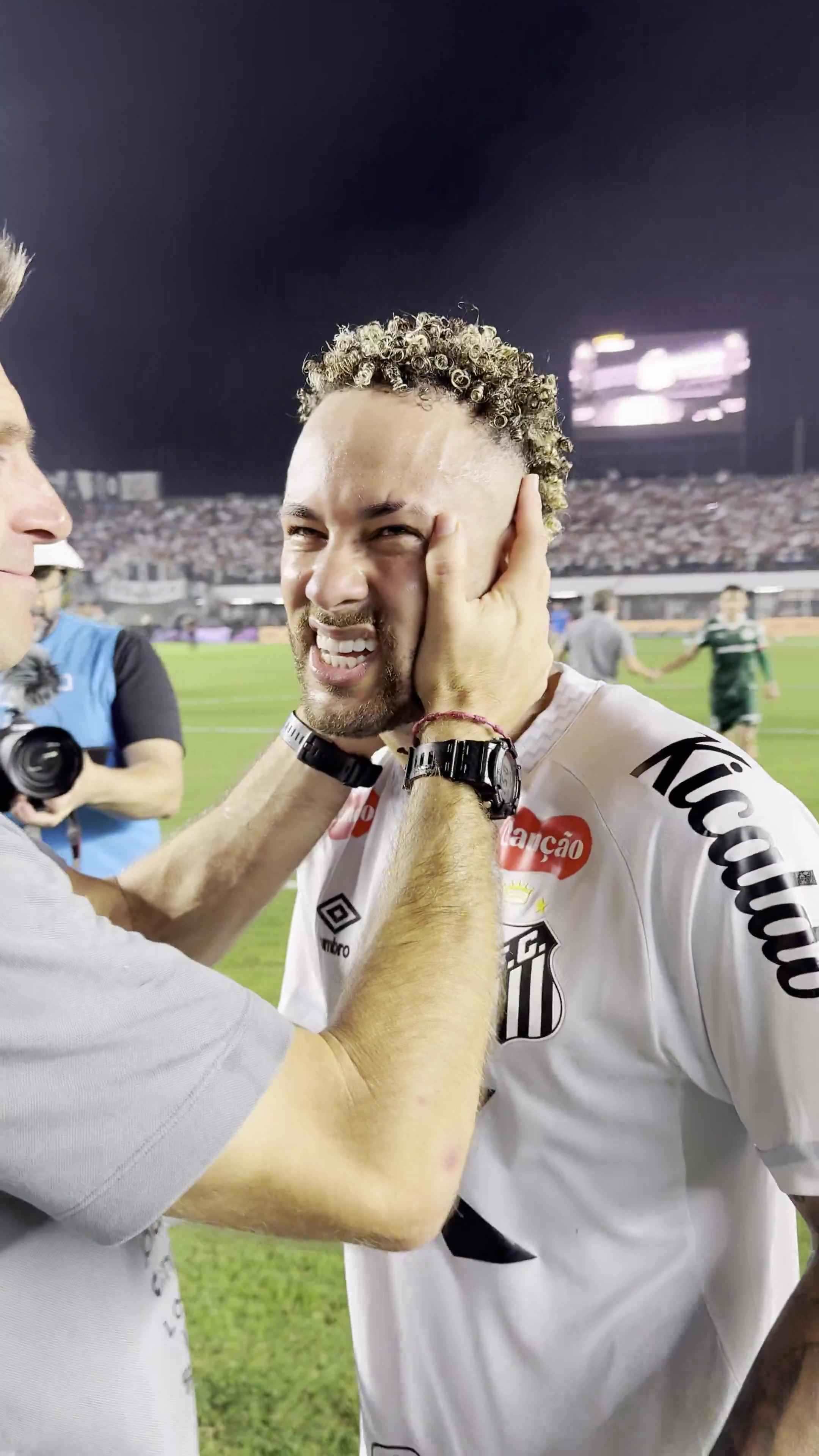 脱离降级区！内马尔踢满全场助桑托斯取胜，赛后与队友拥抱庆祝