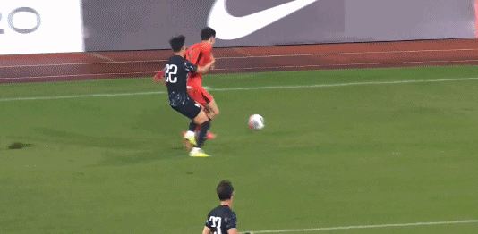 不惯着！韩国球员挑衅拜合拉木，留洋荷乙的王博豪出头将其撞倒