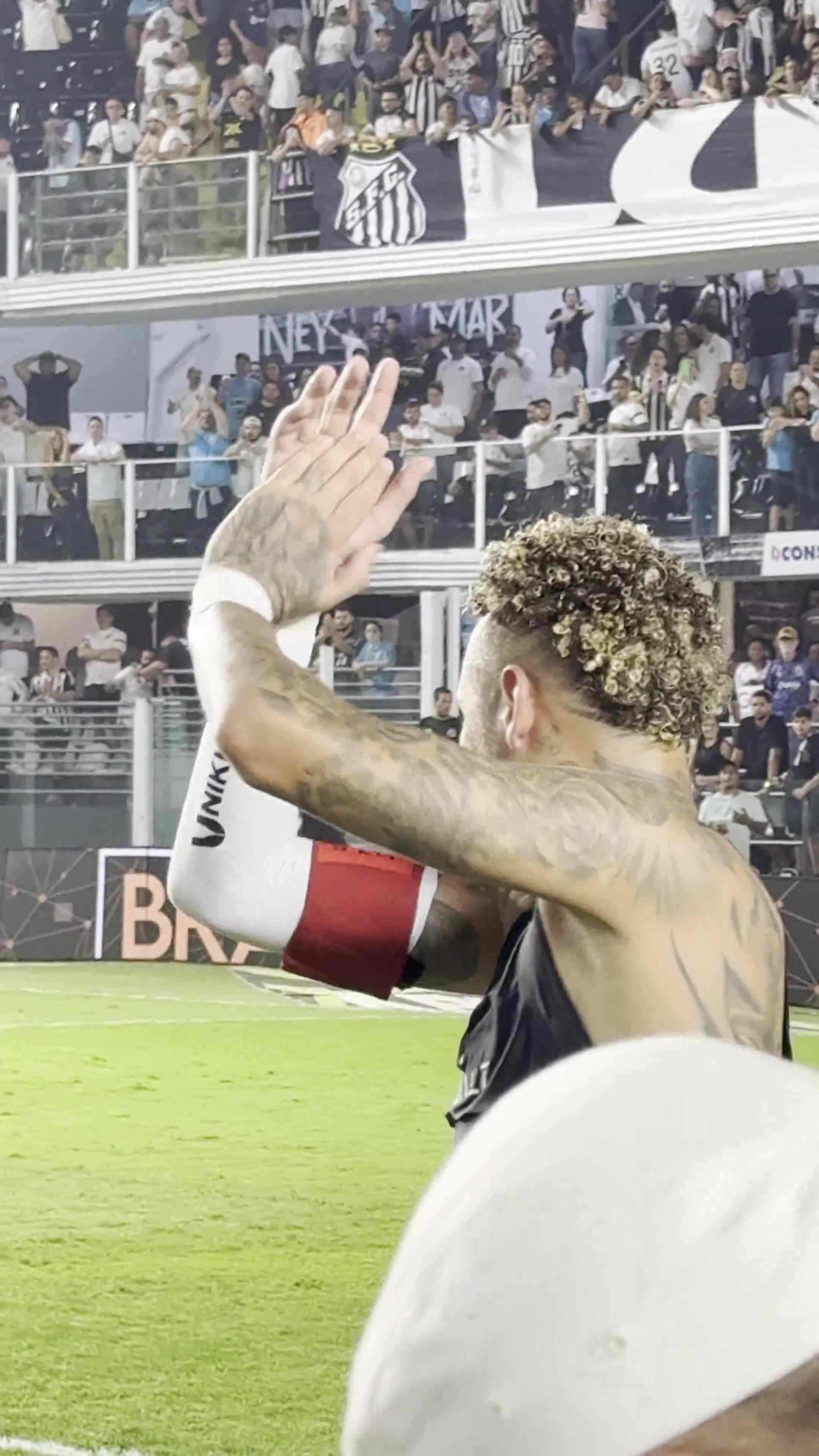 身材如何？33岁内马尔赛后脱球衣谢场，腹肌几乎消失……