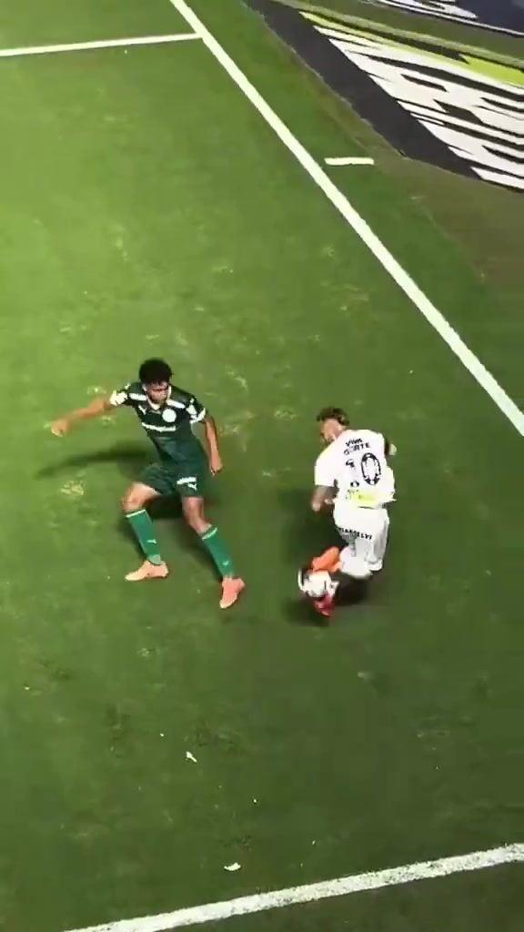 回不去了……33岁内马尔两次尝试彩虹过人均失败，被对手断球