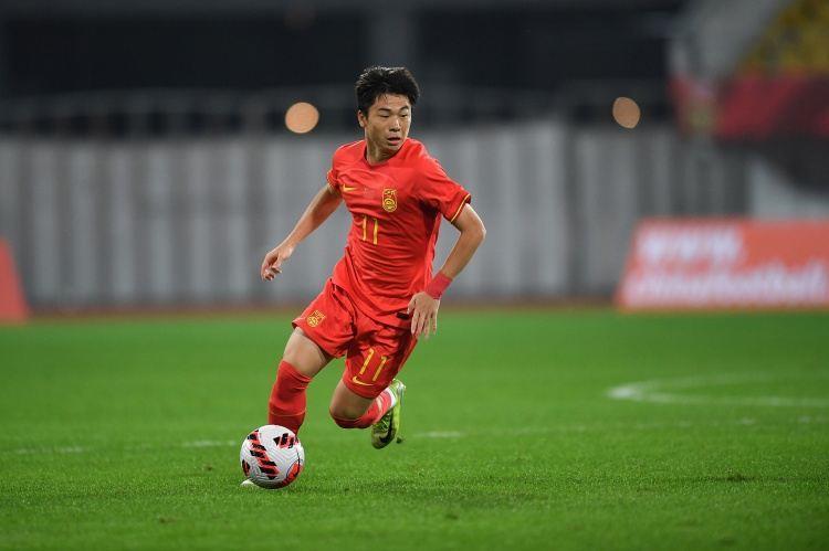 媒体人：唐天翼受中甲球队青睐是好事，他最近专心踢球没再犯错