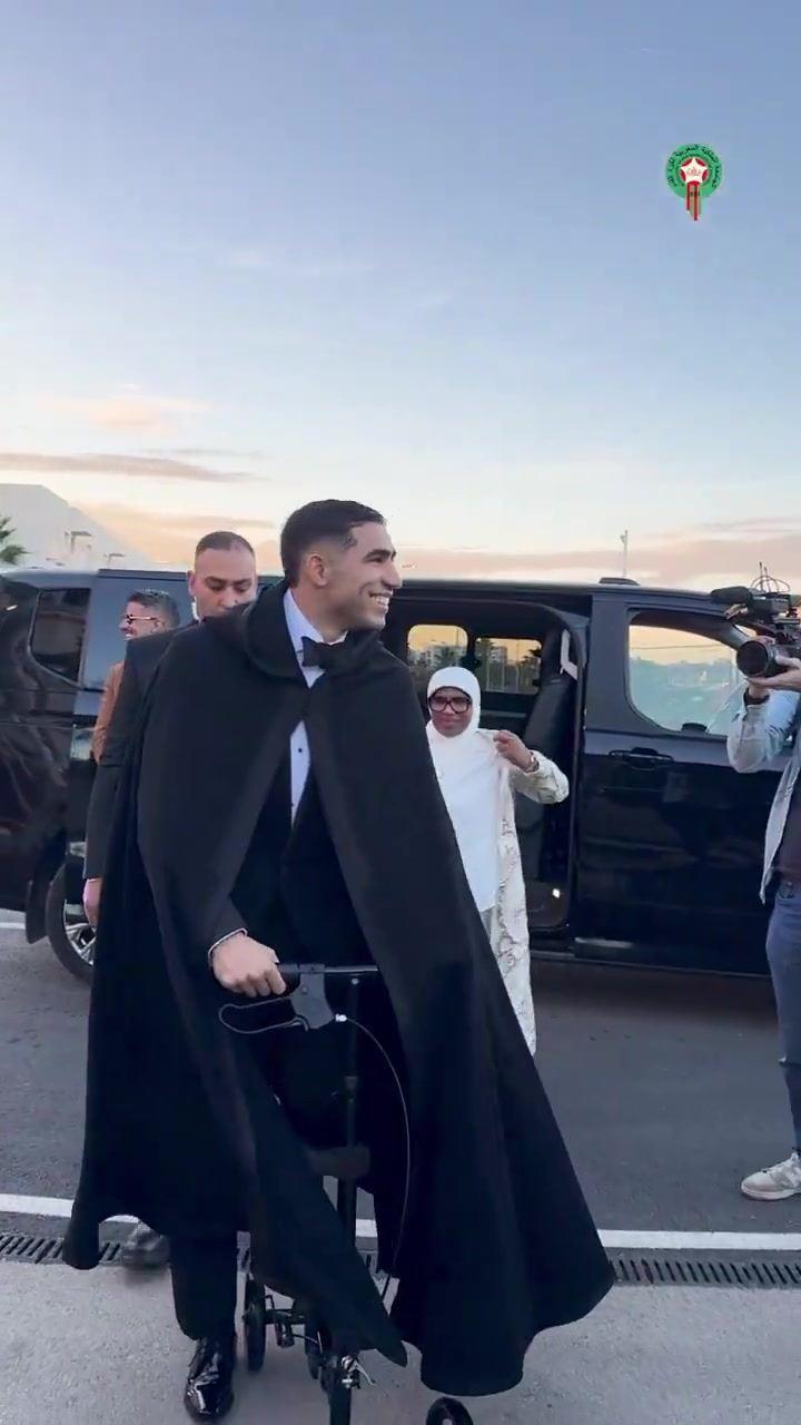 脚踝受伤，阿什拉夫骑特制滑板车出席非洲足球联合会颁奖典礼