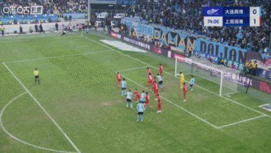 王燊超禁区内疑似手球！大连球员投诉，VAR介入后裁判没判点球