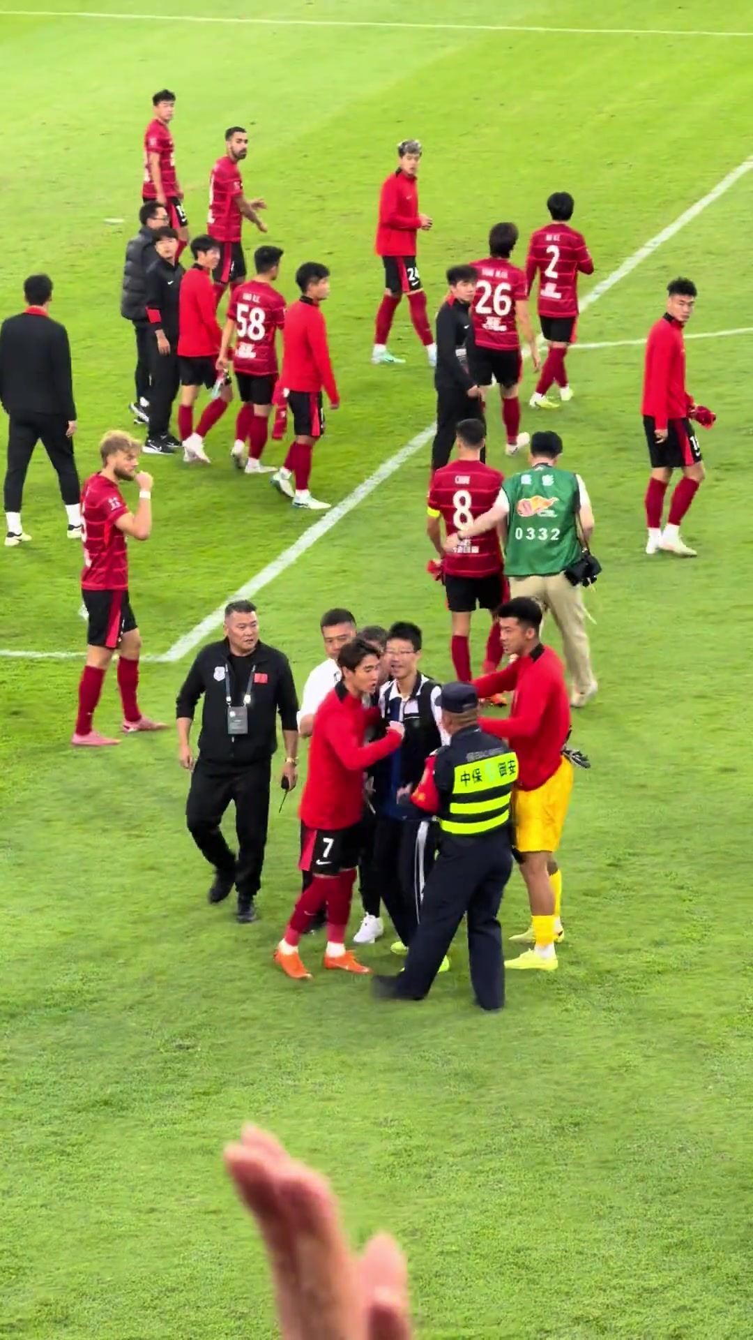 小球迷赛后冲入场内，韦世豪示意安保人员松下手 与前者合影一张