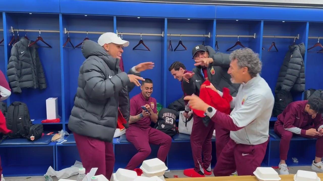 庆祝中超三连冠！海港外援赛后更衣室跳舞