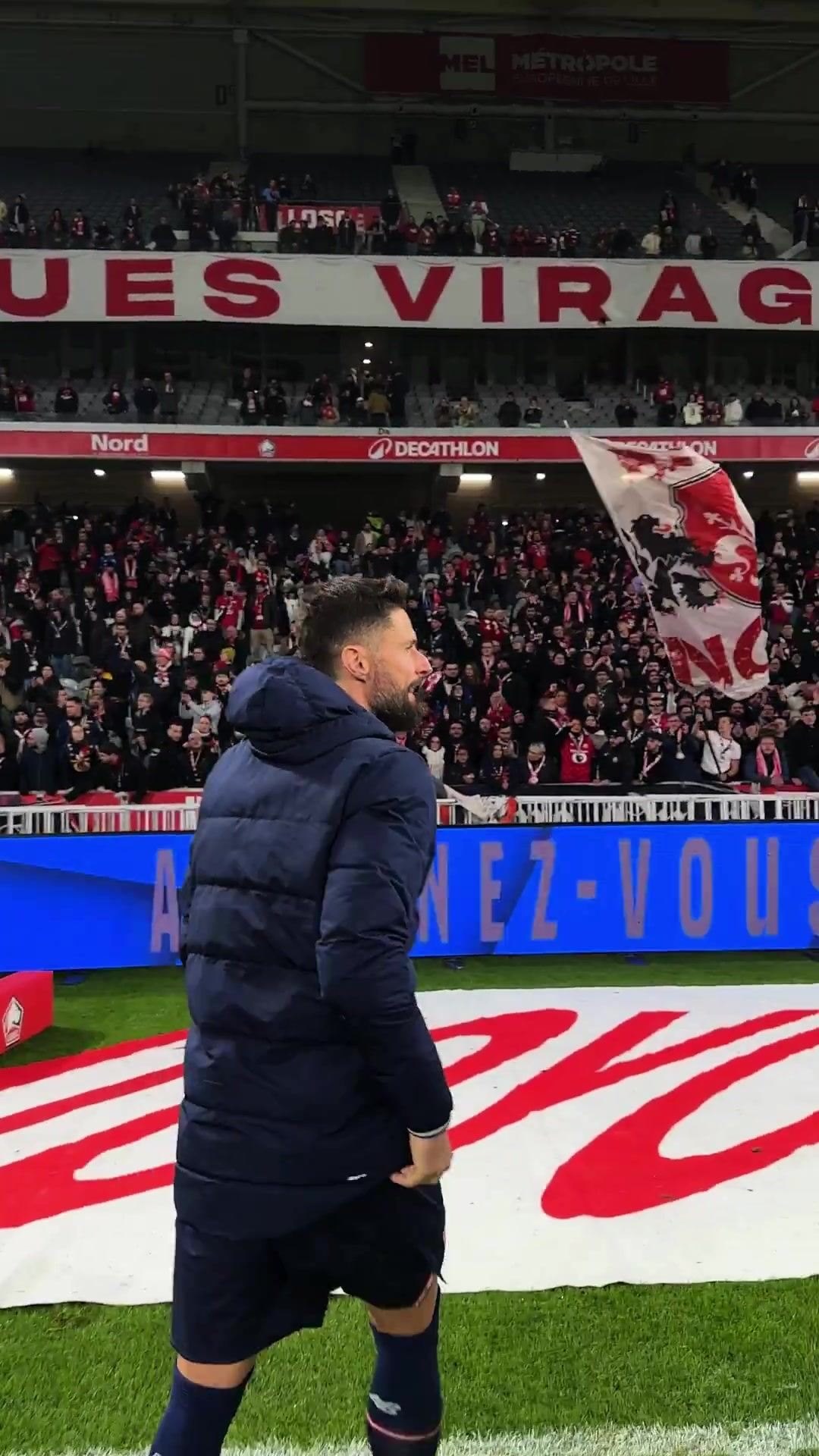 结束法甲8场进球荒！吉鲁赛后谢场，挥舞围巾与球迷互动