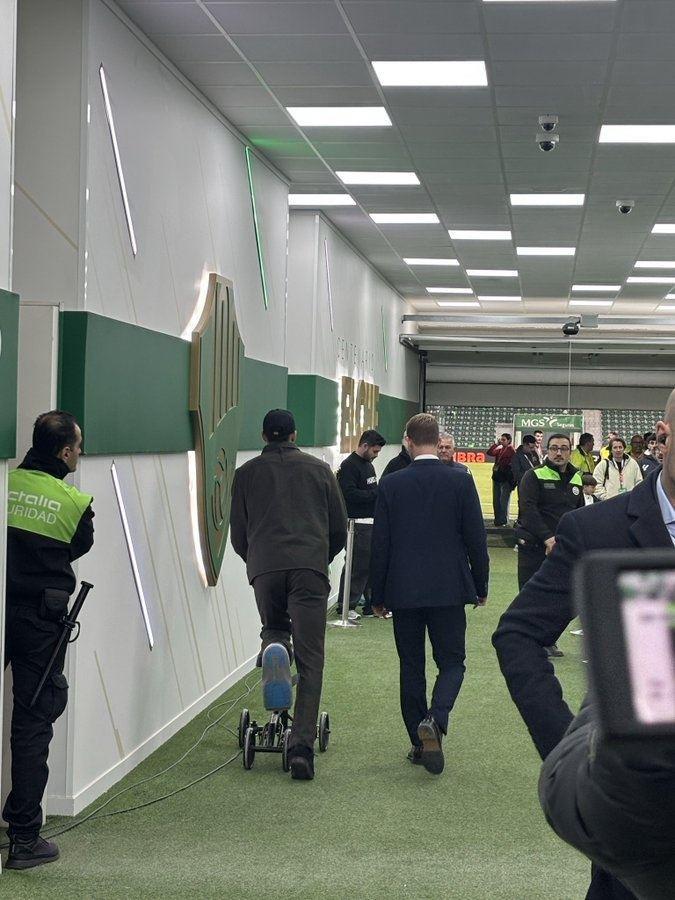 早日康复！阿什拉夫观看皇马比赛 与朋友见面，仍依靠助行器走路