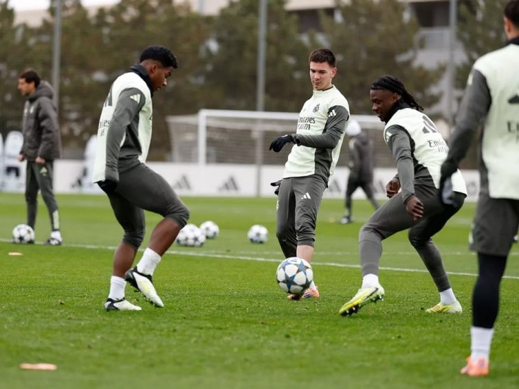 皇马官方：马斯坦托诺参加部分合练，阿拉巴进行室内训练