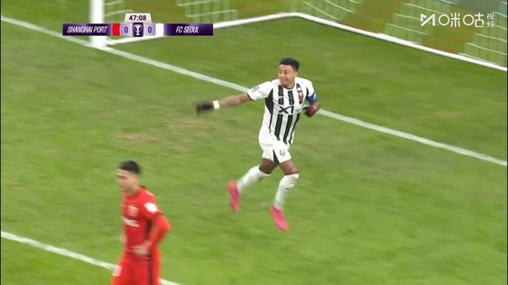 VAR认定不越位！林加德破门后“加冕庆祝”，海港主场0-1落后