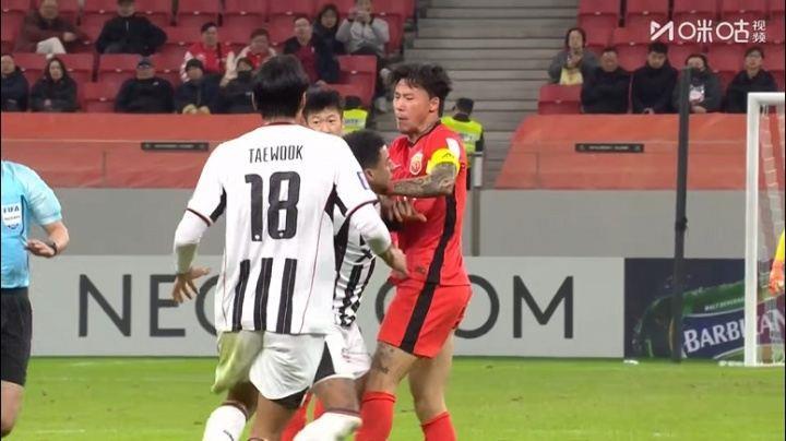 张琳芃身后飞铲林加德，两人爆发冲突！主裁判给两人各一张黄牌