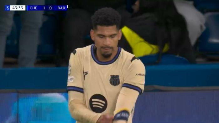 怎么老是你？阿劳霍半场染红，去年踢巴黎半小时吃直红球队被逆转