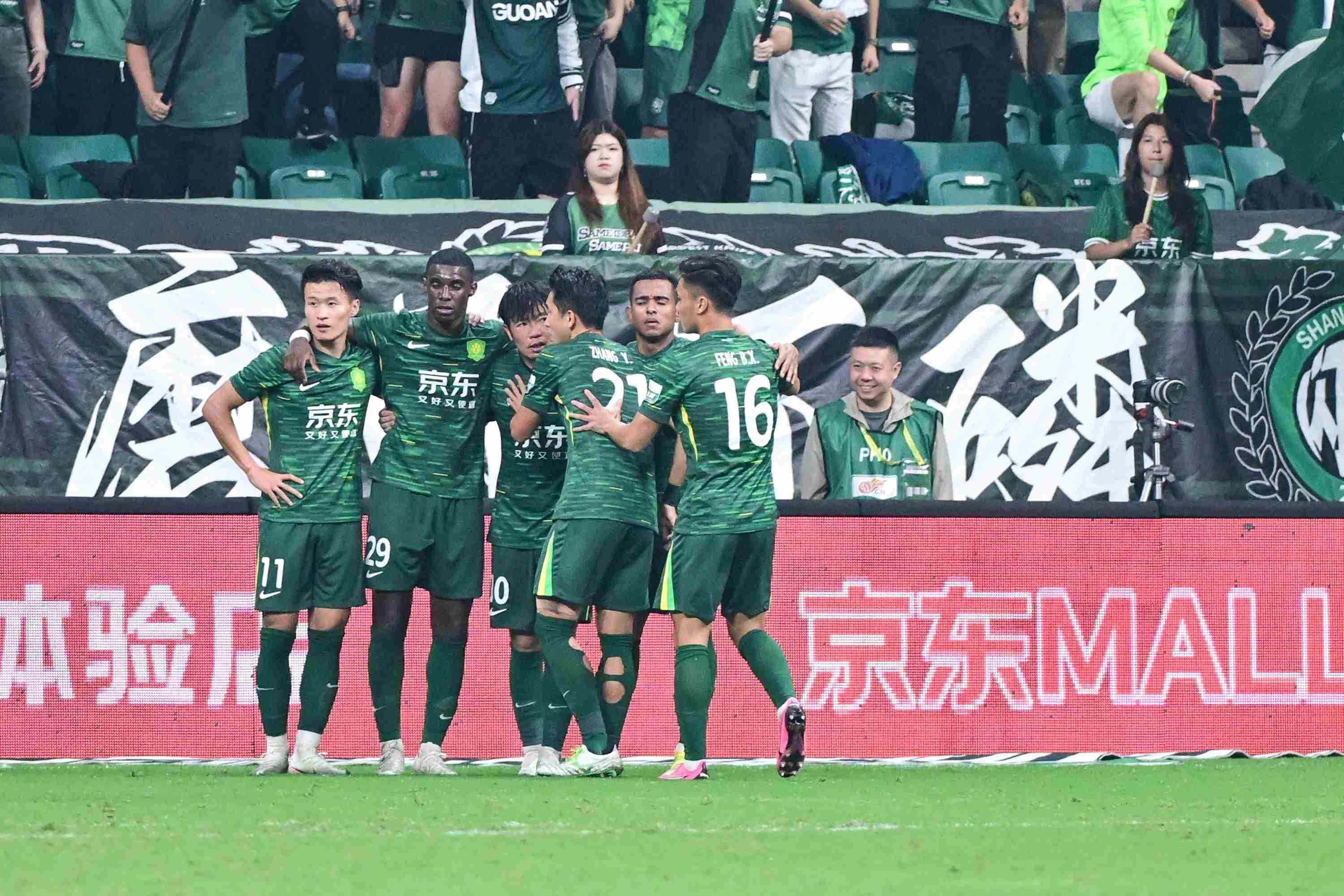 博主：由于当地训练条件不佳，国安今日赴河内直接进行踩场训练