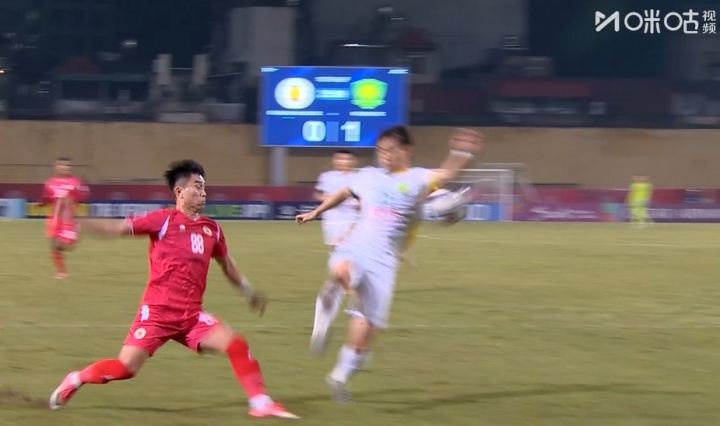 严重误判！江文豪争议手球被判点，国安门将张健智直接将点射抱住