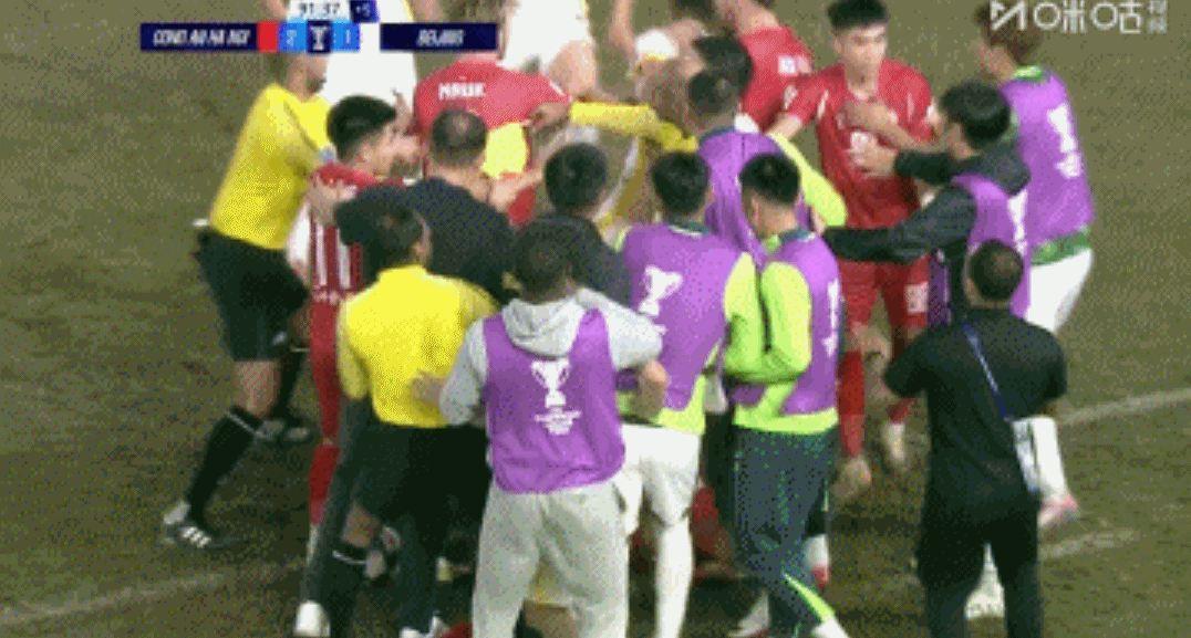 恶劣动作！曹永竞“环抱”对手吃直红，球员教练裁判上前一起劝架