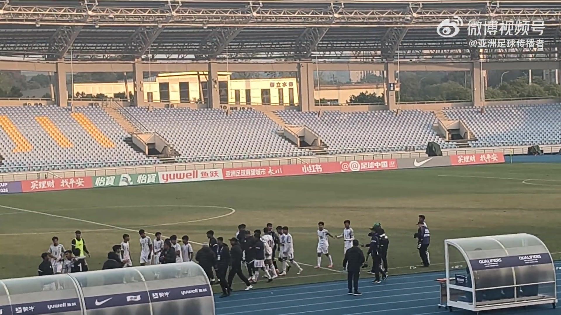 先赛升榜首！孟加拉国U16战胜巴林后场边激情庆祝，末轮将战国少