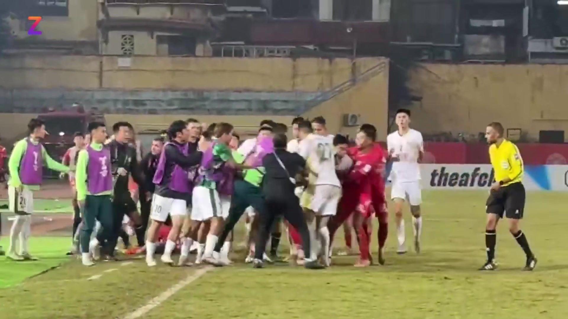 为何上头染红？国安冲突另一视角：王刚先遭对手推搡，曹永竞出头