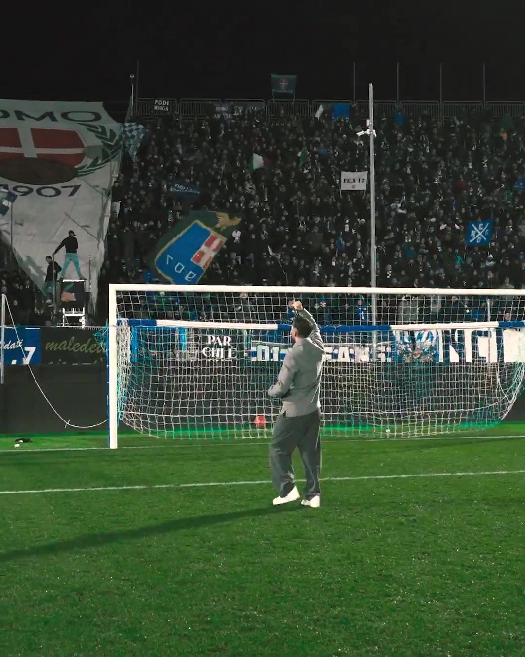 有能！小法率队12场不败赛季仅1负，赛后挥出农夫三拳与球迷互动