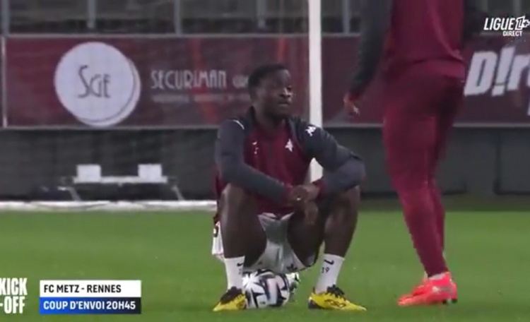 不满自己无缘首发！梅斯后卫赛前拒绝参加热身，坐在足球上不动弹