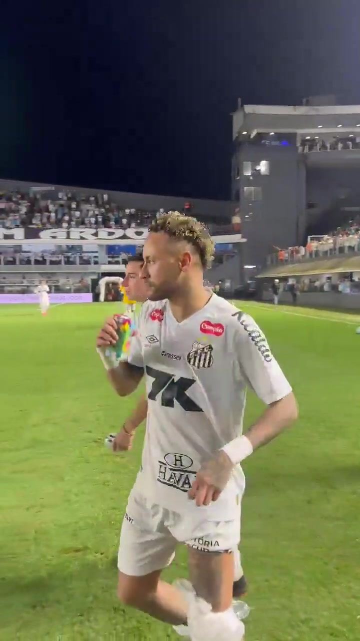 带伤传射率队逃离降级区！内马尔赛后与队友交换球衣，膝盖缠冰袋