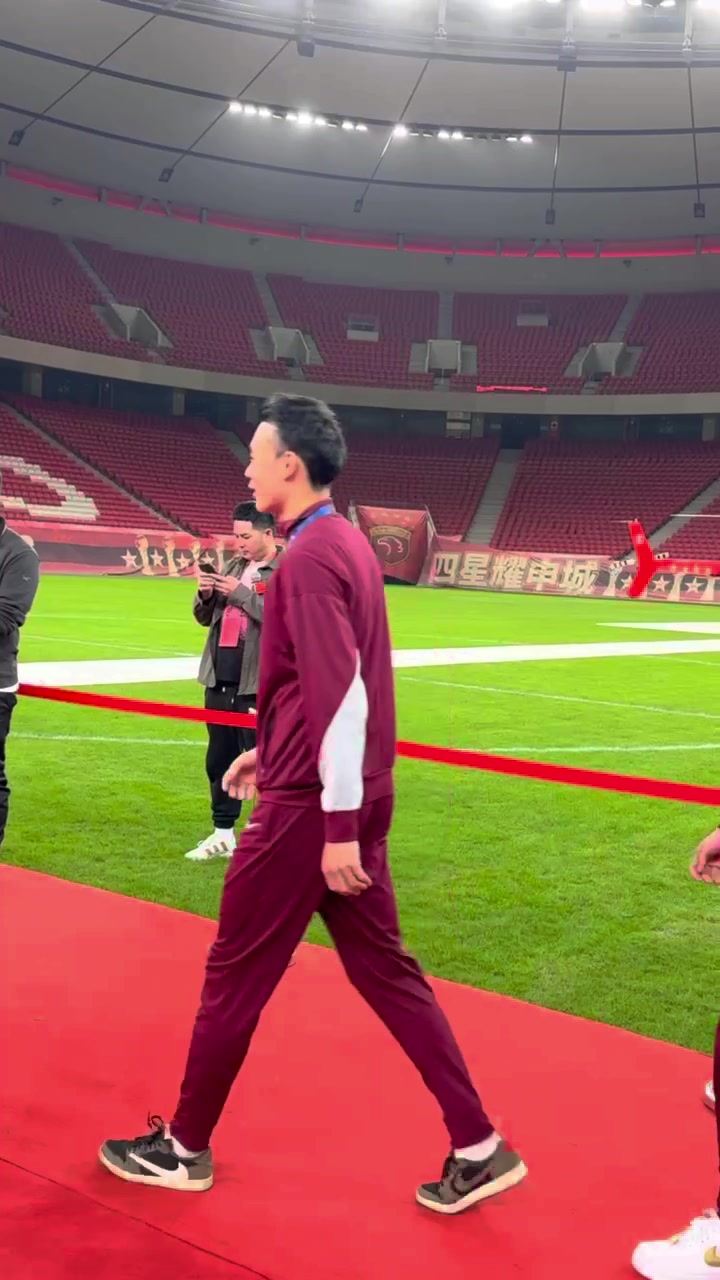 上海海港举行夺冠庆功仪式，武磊、张琳芃等球员为徐根宝佩戴奖牌