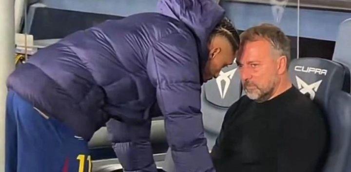 世体：弗里克赢球赛后不开心，是因为对比赛判罚非常生气