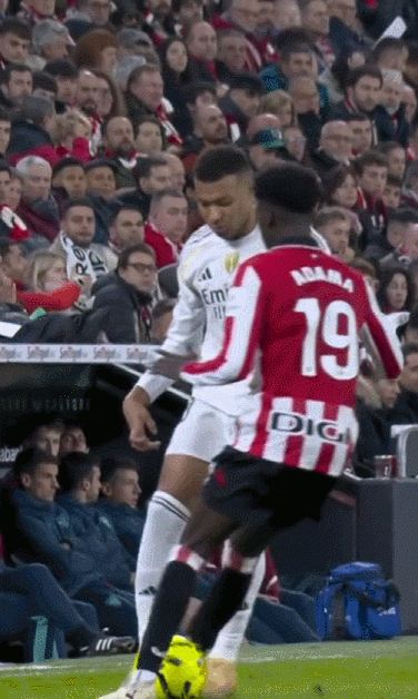 直接引发冲突！姆巴佩秀活穿裆博伊罗，后者暴怒直接推倒姆巴佩