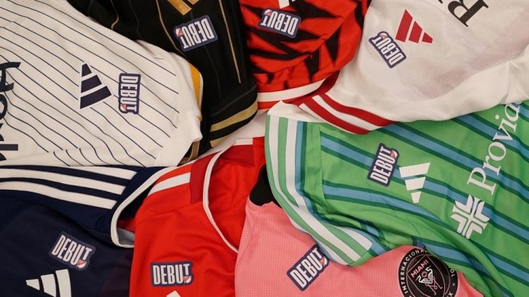 效仿美职联，26/27赛季起成年球员在德甲首秀时将佩戴纪念徽章