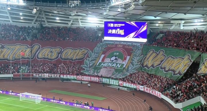 大战一触即发！足协杯决赛赛前，河南与国安双方球迷亮出赛前TIFO