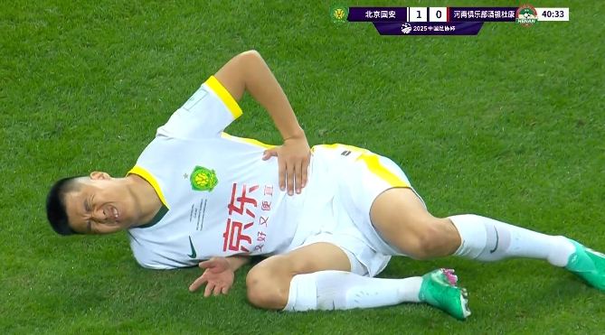 王刚腰部受伤痛苦倒地示意无法坚持，何宇鹏替补登场