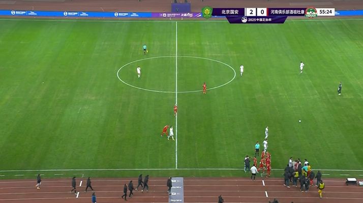 双方球员发生冲突，比赛中断3分钟，达万和河南队助教各吃1黄